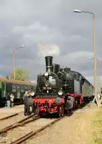 Vom 15.-17. Juli fand in Greifswald das Fischerfest statt. Aus diesem Grund gab es  Pendelfahrten zwischen Greifswald Hbf und Ladebow. Es fuhren 91 134 und 112 703-4 mit einem Historischen Wagenpark. Es gab nur kurze Momente wo die Sonne schien.
Hier der Zug in Ladebow bei einer kleinen Pause.