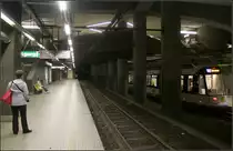 Etwas dunkel -

Die Bahnsteigebene der Pre-Metro Station Van Eden auf dem Linkerover in Antwerpen. Der Tunnel unter der Schelde mit dieser U-Station ging 1990 in Betrieb. Im Gegensatz zu vielen Pre-Metro Stationen liegen hier die Gleise nicht übereinander. 

19.06.2016 (M)