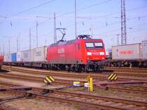 145 001-4 wartet mit einem Containerzug auf die Ausfahrt aus Veddel. 4.4.07