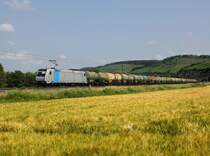 Die 185 673 mit einem Kesselzug am 06.07.2013 unterwegs bei Himmelstad.