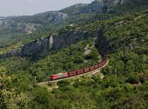 Eine 363 mit einem leeren Erzzug am 25.06.2016 unterwegs bei Zanigrad.