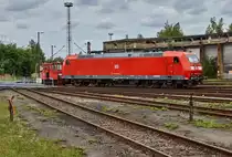 185 185-6 wird im Bw Engelsdorf auf ein Ruhegleis geschoben gesehen am 14.07.16.Abgelichtet wurde das Bild von einer öffentlichen Straße gemacht.Dieses Bild wurde von einem öffentlichen Bahnhof der hinter mir liegt gemacht dort gibt es auch einen öffentlichen Parkplatz.Das betreten der Lok Abstellfläche ist nicht gestattet.