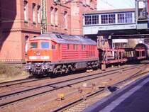 232 464-8 f�hrt mit einem Autozug durch Harburg. 4.4.07