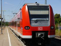 425 145 steht am 18.07.2016 in Kitzingen und wartet auf die Ausfahrt als RB 58094 nach Würzburg Hbf.