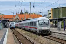 IC 2377 vom Ostseebad Binz nach Frankfurt a. Main und UBB 29425 von Stralsund nach Swinemünde an den Bahnsteigen 4 und 5 in Stralsund. - 16.07.2016