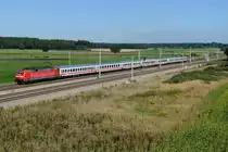 Obwohl in München beheimatet, ist es gar nicht so einfach, die Baureihe 120 im Plandienst zu fotografieren. Es werden nämlich nur wenige Leistungen im Tageslicht gefahren, mit denen eine Verbindung zum heimatlichen Betriebswerk hergestellt wird. Der freitägliche IC 1984 nach Hamburg-Altona kann jedoch häufiger mit einer 120 als Zuglok beobachtet werden. Am 06. September 2013 trat die 120 138 die Fahrt quer durch die Bundesrepublik an. Hier ist sie bei Mammendorf zu sehen.