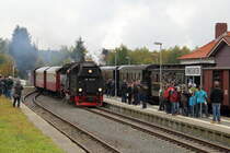 Einfahrt von 99 7245 mit P 8920 (Nordhausen Nord-Brocken) am 17.10.2015 in den Bahnhof Benneckenstein. (Bild 2)
Solange die Bahnsteige so gut gefüllt sind, braucht man sich wohl um die Zukunft dieser schönen Bahn keine größeren Sorgen zu machen! ;-)