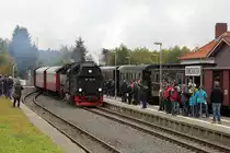 Einfahrt von 99 7245 mit P 8920 (Nordhausen Nord-Brocken) am 17.10.2015 in den Bahnhof Benneckenstein. (Bild 2)
Solange die Bahnsteige so gut gefüllt sind, braucht man sich wohl um die Zukunft dieser schönen Bahn keine größeren Sorgen zu machen! ;-)