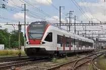 RABe 523 040, auf der S3, verlässt den Bahnhof Pratteln. Das abzweigende Gleis führt auf eine Strasse und in ein Industriegebiet, von wo aus auch diese Aufnahme am 28.06.2016 entstand. 