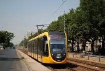Der neugelieferte Tw. 2207 fährt durch die Nagylajos Kiralyne utja und nähert sich der Haltestelle Fogaresi ut. (12.07.2016)