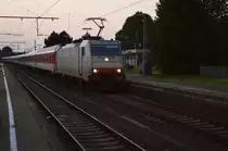 Überraschung am Abend, als ich heute in Rheydt am Bahnsteig stand.
Es kam die 9180 6186 237-4 D-NS mit einer sehr gemischten Fuhre durch Gleis3 gen Köln gefahren. Schlafwagen, IC-Wagen und ein Speisewagen waren eingestellt. 18.7.2016