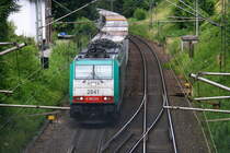 Die Cobra 2841 kommt die Gemmenicher-Rampe hochgefahren aus Aachen-West mit einem  Containerzug aus Novara(I) nach Genk-Zuid-Haven(B) und fährt gleich in den Gemmenicher-Tunnel hinein und fährt in Richtung Montzen/Vise(B). 
Aufgenommen in Reinartzkehl an der Montzenroute.
Am Nachmittag vom 17.7.2016.