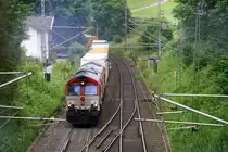 Die Class 66 DE6302  Federica  von Crossrail kommt mit viel Dieselpower die Gemmenicher-Rampe hochgefahren aus Richtung Aachen-West in Richtung Montzen/Belgien mit einem Containerzug aus Curtici(RO) nach Zeebrugge(B) und fährt gleich in den Gemmenicher-Tunnel hinein und fährt in Richtung Montzen/Vise(B). 
Aufgenommen in Reinartzkehl an der Montzenroute. 
Am Nachmittag vom 17.7.2016. 