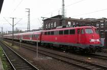 Die 110 415-7 steht im D�sseldorfer Hauptbahnhof und wartet auf einen neuen Einsatz. Das Foto entstand am 03.04.2007