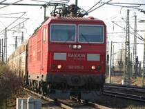 180 015-0 mit G�terzug Richtung Tschechien im Gleisdreieck vor dem Dresdner-HBF unterwegs.4.04.07