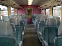 Blick ins Innere eines Triebwagens der Baureihe 628. Diese Farbkombination sehe ich nur noch sehr selten. Sie ist, zumindest auf der Strecke des RE10, der neueren blauen Polsterung gewichen. Das Foto stammt vom 03.04.2007 auf freier Strecke zwischen Nieukerk und Aldekerk.