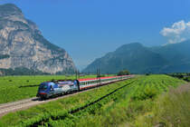 1216 019 mit EC 81 am 20.07.2016 bei Salurn. 