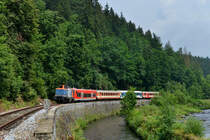 212 063 und 650 997 sowie VS 29 zwischen zwei SVG Schlieren am 24.07.2016 bei Teisnach. 