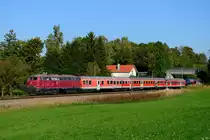 Sorgte für Aufregung unter Eisenbahnfreunden: Der überraschende Einsatz der altroten 218 387 der Kurhessenbahn im Allgäu. Der Hintergrund war folgender: Aufgrund von Hochwasserschäden an der Neubaustrecke Berlin - Hannover fand dort ein Ersatzverkehr mit ICs statt. Dafür wurde eine 218.4 des Betriebshofs Kempten nach Ostdeutschland ausgeliehen. Um den nun entstandenen Fahrzeugmangel im Allgäu zu lindern, besann man sich auf die 218 387 der KHB, die nun hauptsächlich vor den Wendezügen zwischen München und Füssen zum Einsatz kam. An einem der ersten Einsatztage gelang dieses Bild mit dem RE 57512 nach Füssen an der Feldwegbrücke bei Kottgeisering.
