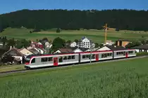 TRAVYS/YStC: Einer der drei neuen Triebzüge, bestehend aus Be 4/4 + AB + Be 4/4, kurz vor dem Endbahnhof St. Croix (auf 1'200 m) am 19. Juli 2016.
Foto: Walter Ruetsch 