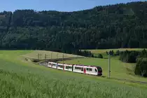 TRAVYS/YStC: Am frühen Morgen des 19. Juli 2016 schlängelt sich einer der drei neuen Triebzüge, bestehend aus Be 4/4 + AB + Be 4/4, über die letzte Steigung vor St. Croix (auf 1'200 m) zum Endbahnhof hoch.
Foto: Walter Ruetsch 