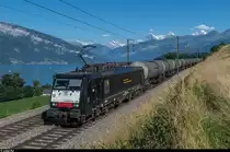 Etwas überraschend kam am Abend des 20. Juli 2016 die MRCE 189 105 mit einem Kesselwagenleerzug angefahren. Ich war natürlich erfreut über die Abwechslung, sind doch solche Loks im Berner Oberland eine Seltenheit.
Aufgenommen vor der Kulisse von Thunersee, Eiger, Mönch und Jungfrau bei Einigen.