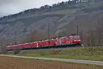 Am trüben Morgen des 13.3.2016 fährt in Thüngersheim ein Lokzug bestehend aus der 152 042-8 / 152 067-3 / 185 219-3 / 185 294-6 / 185 066-8 / 185 143-5 und der Werbelokomotive 185 142-7 vorüber.