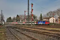 Die Re 421 371-6 verlässt mit einem Ic aus München nach Zürich HB den Inselort Lindau.Bild vom 16.3.2016