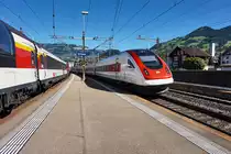 Der RABDe 500 009-1  Friedrich Dürrenmatt  durchfährt als ICN 865 (Zürich HB - Lugano), den Bahnhof Schwyz.
Auf dem linken Gleis zu sehen ist der IR 2316 (Chiasso - Basel SBB).
Aufgenommen am 19.7.2016.