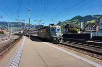 Die grüne Re 4/4 11161 fährt mit dem IR 2315 (Basel SBB - Locarno), in den Bahnhof Schwyz ein.
Aufgenommen am 19.7.2016.