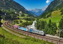 BLS/Railpool 187 005-4 und 186 104 fahren in der Wattinger Kurve mit einem Containerzug den Gotthard hinauf.
Aufgenommen am 19.7.2016.