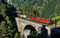 Eine Re 10/10, bestehend aus den Lokomotiven Re 4/4 II 11335 und Re 6/6 11668  Stein-Säckingen , ist mit einem Güterzug, auf der mittleren Meienreussbrücke, talwärts unterwegs.
Aufgenommen am 19.7.2016.