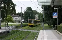 . Mehr grün -

Der Bereich vor dem Kursaal an der Linie U2 in Bad Cannstatt wirkt heute wesentlich grüner als 1979 auf dem Bild von Kurt. Damals sah es hier aber städischer aus:

http://www.bahnbilder.de/bild/deutschland~strassenbahn~stuttgart-keine-stadtbahn/609948/stuttgart-ssb-sl-2-dot4-bad.html

Die Gleise liegen nicht mehr im Pflaster sondern sind begrünt und die Haltestelle Kursaal hat Hochbahnsteige.

27.07.2016 (M)