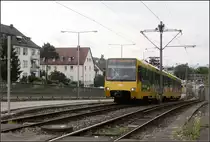 . Ähnlich wie damals -

Die Situation im Juli 1979 aufgenommen von Kurt Rasmussen:

http://www.bahnbilder.de/bild/deutschland~strassenbahn~stuttgart-keine-stadtbahn/681680/stuttgart-ssb-sl-13-gt4-406.html

Der Schotterbahnkörper in der Augsburger Straße in Bad Cannstatt wurde für die breiteren Stadtbahnwagen angepasst und die Gleise umgespurt. Weiter unten ist eine neue Haltestelle mit Mittelbahnsteig gebaut. Diese ersetzt die Haltestelle Augsburger Platz der Linie U13. Diese konnte aufgrund der anschließenden engen Kurvenradien nicht mit Hochbahnsteigen ausgerüstet werden.

Exakt der selbe Aufnahme-Standpunkt war nicht möglich, da ich dann bei Rotlicht den Gleisbereich hätte betreten müssen.

27.07.2016 (M)