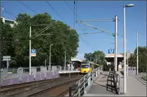 . Die Bäume sind größer -

... geworden im Vergleich zu 1979 auf Kurts Aufnahme:

http://www.bahnbilder.de/bild/deutschland~strassenbahn~stuttgart-keine-stadtbahn/609479/stuttgart-ssb-sl-1-gt4-454.html

Stadtbahnhaltestelle Augsburger Platz an der Linie U1 in Stuttgart-Bad Cannstatt.
Der 1er fährt seit 1986 als Stadtbahn. Erst 1989 wurden die Hochbahnsteige in individueller Gestaltung nachgerüstet. Rechts außerhalb des Bildes konnte bis vor wenigen Jahren in die U13 umgestiegen werden. Dort konnte aber kein Hochbahnsteig errichtet werden, diese Linie fährt jetzt hier ohne Halt vorbei.

Angedacht war (oder ist) auch die Haltestelle der Linie U1 hier aufzugeben und durch eine neue Station unter der Bahnbrücke weiter nordöstlich zu verlegen und mit der Station Nürnberg Straße zusammen zu legen.

27.07.2016 (M)