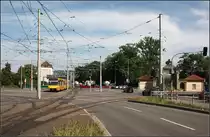 . Heute Gleiskreuzung, früher Dreieck -

Am Löwentor (rechts erkennbar) im Stuttgarter Norden kreuzen sich heute die Linien U13 (im Bild) und U12. Früher war nur auf der rechten Seite die Strecke aus der Nordbahnhofstraße an die Strecke in der Pragstraße angeschlossen, siehe Bild von Kurt aus dem Jahr 1979:

http://www.bahnbilder.de/bild/deutschland~strassenbahn~stuttgart-keine-stadtbahn/682299/stuttgart-ssb-sl-13-gt4-410.html

Aufwändige Oberleitungsanlagen überdecken die Kreuzung mit drei Verbindungskurven, einer davon nur in Meterspur. 

27.07.2016 (M)