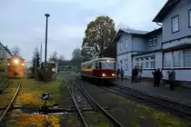 Bahnhof Hasselfelde am Abend des 17.10.2015. Rechts auf Gleis 1 steht Triebwagen 187 011, welcher gleich nach Nordhausen Nord abfahren wird. Für die Fahrgäste des ebenfalls im Bahnhof befindlichen IG HSB-Sonderzuges wurden extra die Scheinwerfer des links stehenden historischen Schneepfluges eingeschaltet und auch der Lokschuppen des ortsansässigen Vereins hatte seine Pforten zur Besichtigung geöffnet.