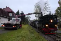 Während der Sonderzugfahrt der IG HSB am 17.10.2015 bot sich am Abend des Tages das zu sehende, doch recht seltene Motiv: Aus mir nicht bekannten Gründen konnte die Bekohlung von 99 5901 nicht im Bahnhof Hasselfelde erfolgen und wurde deshalb auf die freie Strecke, kurz hinter dem Bahnhof, verlegt. Solche Szenen gibt es im Planbetrieb mit Sicherheit nicht.