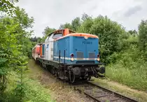 212 242-2 fährt am 02.07.2016 mit einem kurzen Lokalbahnzug in den Bf Obing ein.

Hersteller: Maschinenbau Kiel (MaK)
Fabriknummer: 1000289
Abnahmedatum: 28.01.1965
Erst-Bw: Kornwestheim
weitere Beheimatungen: Saarbrücken, Mühldorf (Oberbayern)
Betreibernr. z.Z.d. Aufnahme: 212 242-2
UIC-Nr.: 92 80 1212 242-2 D-ALS
ursprüngl. Fahrzeugnr.: V 100 2242
Umzeichnungen: 212 242-2 (01.01.1968), 92 55 0469 003-1 H-LCH (2009), 92 80 1212 242-2 D-NBEG (23.07.2012), 92 80 1212 242-2 D-ALS (1914)
z-Stellung (DB): 25.10.2004
Ausmusterung (DB):  02.02.2006
Eigentümer z.Z.d. Aufnahme: ALSTOM Lokomotiven Service, Stendal (ALS)

