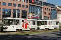 Haltestellen Rynek am 22.07.2016. Wagennummer 2400 auf der Linie Nr 3. Wroclaw ist 2016 europäische Kulturhauptstadt.
