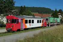 TRAVYS/YStC: Der unterschiedliche Kehricht Transport der Schmalspurbahnen im Jura.
Bei TRAVYS werden die grünen Container mit Normalspurwagen auf Rollböcken transportiert. Be 4/4 1 (ehemals YStC) mit einem Kehrichtzug bei St Croix am 19. Juli 2016.
Foto: Walter Ruetsch   