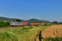 386 002 mit einem Containerzug am 02.07.2016 bei Vértesszőlős.