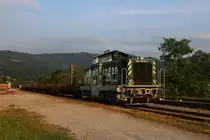 Mittlerweile selten zu sehen sind die beiden Lokomotiven der Reihe V100 im Streckendienst auf der Graz Köflacher Eisenbahn. 
Vorarbeiten zu einer Baustelle im August bringen DH1100.1 nach Deutschlandsberg.
Die geladenen Schienen gilt es in der Nacht abzuladen. 
Deutschlandsberg am 27.07.2016 