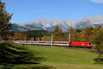Das Fotografieren an der landschaftlich schönen Giselabahn macht einfach Laune - wenn nur dichterer Zugverkehr wäre...Am Wochenende war aufgrund des Umleiterverkehrs deutlich mehr geboten, auch einige Güterzüge rollten, die Aufnahmen derselbigen fielen aber meist den Standortwechseln zum Opfer. Schon fast im Ortsgebiet von Kitzbühel entstand am 26. Oktober 2013 diese Aufnahme vom umgeleiteten SO-IC 30865 von Innsbruck nach Wien Westbahnhof, geführt von 1116.031. Im Hintergrund die beeindruckende Kulisse des Wilden Kaisers.