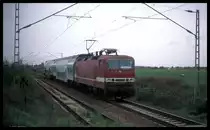 Am 16.5.1996 war 143858 bei Roßlau mit dem Dosto RB 5650 um 8.58 Uhr nach Magdeburg unterwegs.