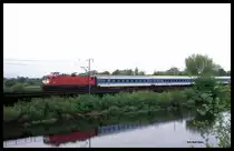 Lutherstadt Wittenberg am 16.5.1996 bei Elbehochwasser: 112161 verläßt um 10.45 Uhr mit dem IR 2656 Lutherstadt Wittenberge.