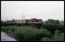 Lutherstadt Wittenberg am 16.5.1996 bei Elbehochwasser:202674 kommt um 10.27 Uhr mit einem nicht mehr zeitgemäßem Wagenpark des RB 5236 aus Pretsch.