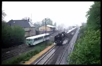 Während 03001 bei starkem Regen mit dem Roco Sonderzug nach Zittau durch den Bahnhof Arnsdorf donnert, erreicht links am 17.5.1996 um 17.59 Uhr 972505 aus Dürröhrsdorf den Bahnhof.