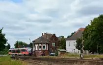 Fast zeitlos wirkt hier die Infrastruktur. Zwischen den Formsignalen, den mechanischen Stellwerken und den Schrankenwärtern erinnern nur die 642er das hier nicht mehr die Reichsbahn fährt.

Haldensleben 18.07.2016