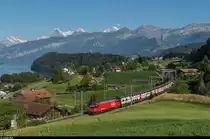 Ein IC 2000 fährt am Abend des 20. Juli 2016 bei Kumm in Richtung Thun.